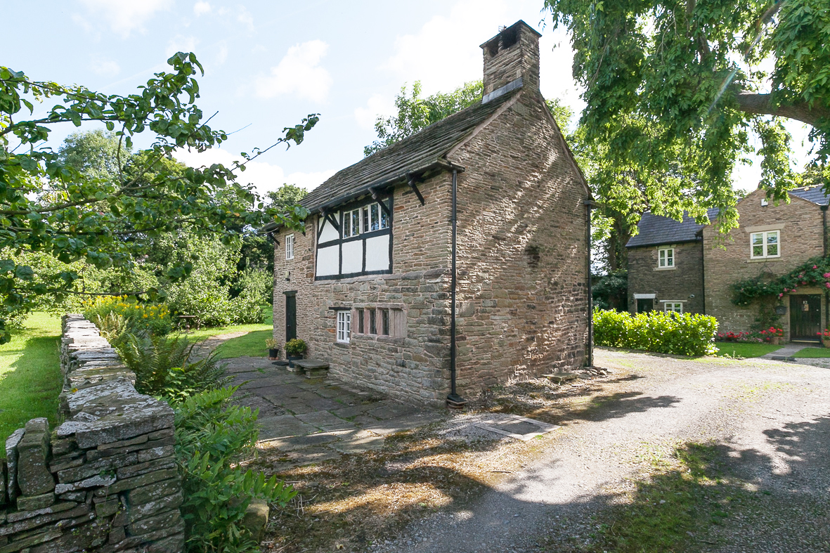 Spring Bank Cottage, Appley Bridge "A Beautiful Grade II listed Stone